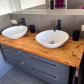 Waschtischunterschrank in grau mit 2 weißen Waschbecken und 2 schwarzen Armaturen auf Waschtischplatte aus Massivholz / Altholz / Gerüstbohlen Farbe honey